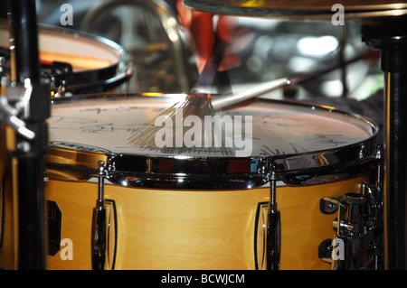 Detail der Schlagzeuger mit Bürsten auf Snare drum Stockfoto