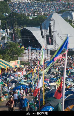 Glastonbury Festival 2009. Campingplatz (im Vordergrund und fernen Hintergrund) und Hauptpyramide Bühne. Stockfoto