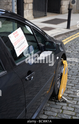 Auto mit Wheelclamp und Stop Hinweis auf Fenster in Dublin City Centre Republik von Irland geklemmt Stockfoto