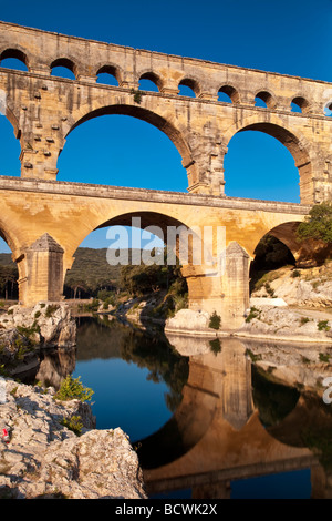 Römisches Aquädukt - Pont du Gard in der Nähe von Vers-Pont-du-Gard, Okzitanien, Frankreich Stockfoto