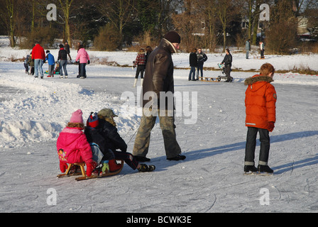 Spaß auf Natureis im Winter Roermond Niederlande Stockfoto