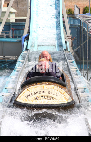 Eine Familie auf der Wildwasserbahn auf der Pleasure Beach, Skegness, Lincolnshire, England, Vereinigtes Königreich Stockfoto