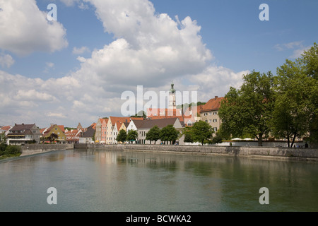 Landsberg bin Lech Bayern Deutschland EU Juni Blick über Fluss Lech und am Flussufer von dieser historischen Stadt an der romantischen Straße-route Stockfoto