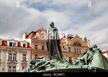 Jan Hus ist ein 15. Jahrhundert Ketzer ein Symbol des tschechischen Nationalismus, die seine Statue am Altstädter Ring steht Stockfoto