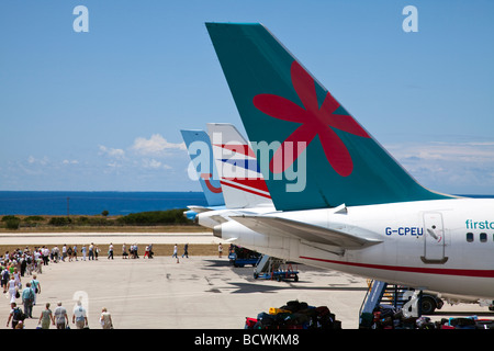 drei Ebenen saß auf der Startbahn warten darauf, gespeist werden und Passagiere an Bord in Kefalonia, griechische Insel in der Sonne Stockfoto