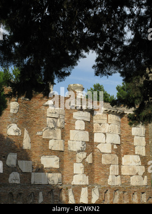 Reliquien an Wand von casal Rotondo auf der alten Via Appia in Rom Italien Stockfoto