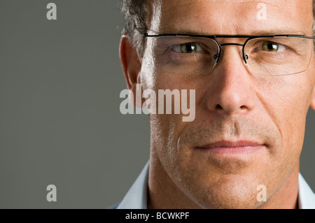 Schöner reifer Mann, Blick in die Kamera mit einer Brille Stockfoto