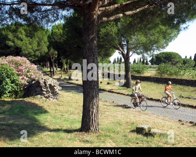 Menschen Sie Fahrrad fahren auf den antiken römischen alten Via Appia, Rom, Italien