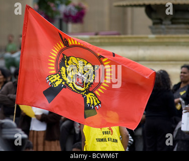 Tamil Tiger Flagge fliegt auf dem Trafalgar Square bei demonstration Stockfoto