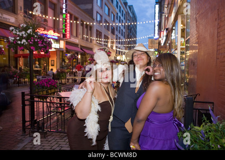 Drei Frauen posieren Clubszene am vierten 4. Oststraße in Cleveland Ohio Stockfoto