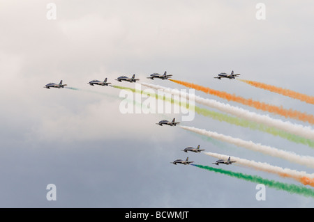 Die italienische Luftwaffe Kunstflugstaffel Frecce Tricolori Il in Bildung und mit Rauch auf dem Display an der RIAT 2009 Stockfoto