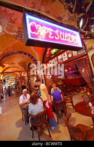 ISTANBUL, TÜRKEI. Ein Café auf dem Basar (Kapali Carsi). 2009 Stockfoto