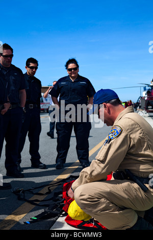 Notfall-Responder Spezialoperationen training mit CAL FIRE, California Highway Patrol, AMR & EMT Stockfoto