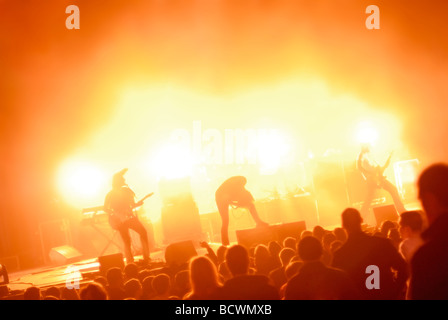 Rock-Band live auf der Bühne zum Publikum, mit bunten Lichtern zu spielen; anonyme oder generische Begriff Bild Stockfoto