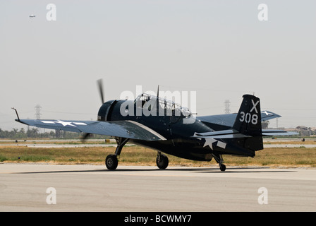 Eine Grumman TBM-3E Avenger taxis auf dem Laufsteg bei einer Airshow. Stockfoto