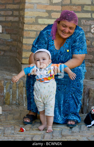 Usbekische Großmutter und Enkel in Chiwa Usbekistan Stockfoto