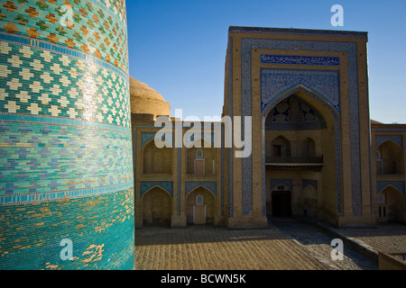 Lieblingswaffe Minarett an Muhammad Amin Khan Medrese in Khiva Uzbeksitan Stockfoto