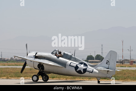 Eine Grumman F4F Wildcat taxis auf der Piste nach dem Flug bei einer Flugshow. Stockfoto