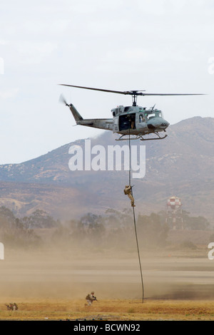 Huey Hubschrauber setzt Soldaten in einer taktischen Demonstration auf der Miramar Airshow 2008 Stockfoto