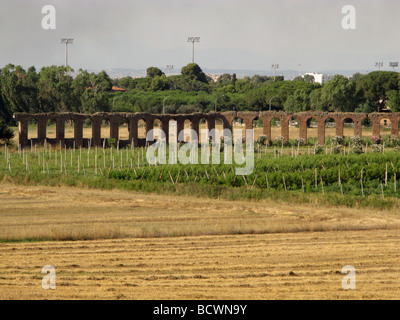 römische Wasserleitung von der alten Via Appia in Rom Italien Stockfoto