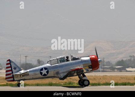 North American Aviation t-6 Texan Trainer taxis auf dem Laufsteg bei einer Flugshow. Stockfoto