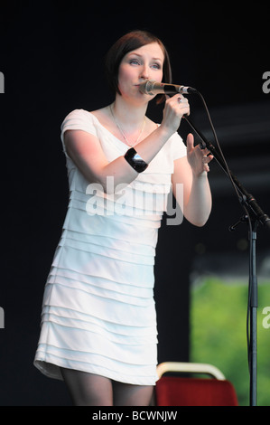 Schottische Folk-Sängerin Julie Fowlis führt auf der Bühne The Gathering 2009 in Edinburgh Holyrood Park für Homecoming-Schottland Stockfoto