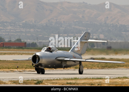 Eine MiG-15 taxis auf der Piste nach der Landung auf einer Airshow. Stockfoto