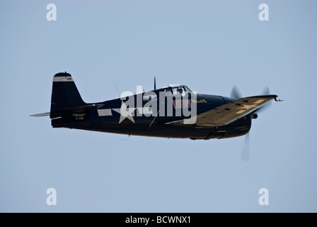 Eine Grumman F6F Hellcat fliegt auf einer Flugshow. Stockfoto