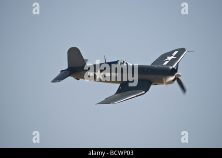 Eine Chance Vought F-4U Corsair fliegt auf einer Flugshow. Stockfoto