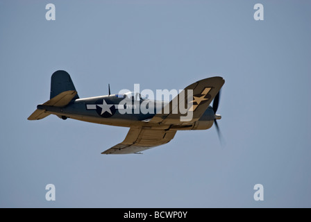 Eine Chance Vought F-4U Corsair fliegt auf einer Flugshow. Stockfoto