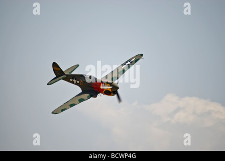 Eine Curtiss P-40N Warhawk fliegt auf einer Flugshow Stockfoto