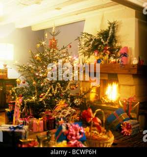 WEIHNACHTSGESCHENKE UNTER DEM BAUM UND KAMIN Stockfoto