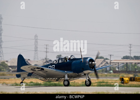 Ein 5-Douglas SBD Dauntless landet auf dem Laufsteg bei einer Flugshow. Stockfoto