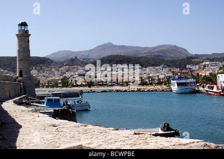 DER VENEZIANISCHE LEUCHTTURM IM HAFEN VON MALERISCHEN RETHYMNON AUF DER GRIECHISCHEN INSEL KRETA. Stockfoto