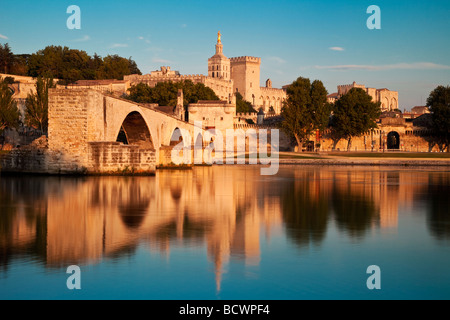 Pont Saint-Benezet über der Rhone mit Palais des Papes, Avignon Provence Frankreich Stockfoto