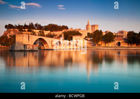 Pont St Benezet über die Rhone mit Palais des Papes, Avignon Provence, Frankreich Stockfoto