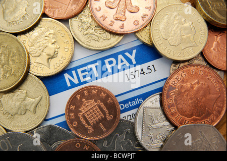 Britische Lohnzettel zeigt Netto Zahlen mit britischen Münzen wieder Lohn Nettogehalt Einkommen Rezession Credit Crunch Abschwung Geld UK einfrieren. Stockfoto