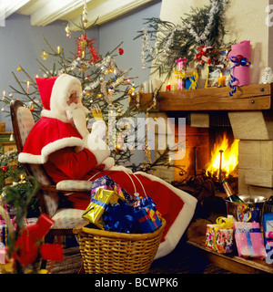 HERR WEIHNACHTSMANN TRINKEN CHAMPAGNER KAMIN Stockfoto