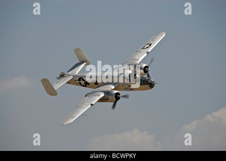 Eine North American b-25 Mitchell fliegt auf einer Flugshow (Vorderansicht 3/4) Stockfoto