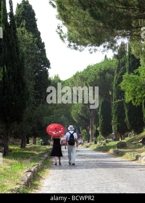 Paare, die auf den antiken römischen alten Via Appia, Rom, Italien Stockfoto
