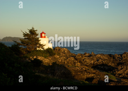 Robuste Ocean Wind geätzt Westküste Küstenlinie Amphitrite Leuchtturm auf Wild Pacific Trail in Ucluelet Stockfoto