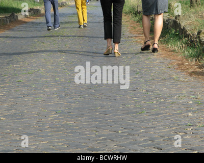 Menschen zu Fuß auf den antiken römischen alten Via Appia, Rom, Italien Stockfoto