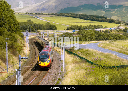 Eine Jungfrau Pendolino-Zug auf der West Coast Line. Stockfoto