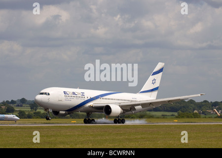 4 X-EAC El Al Israel Airlines Boeing 767-258ER landet auf dem London Luton Stockfoto