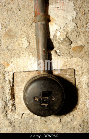 Alte schwarze Lichtschalter auf alten Mauer Stockfoto