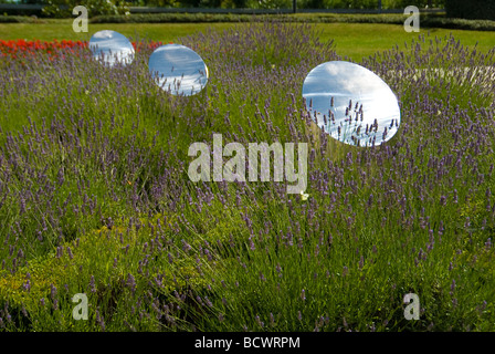 Eine moderne Gartengestaltung mit Chrome Beleuchtung inmitten Lavendel Büsche Stockfoto