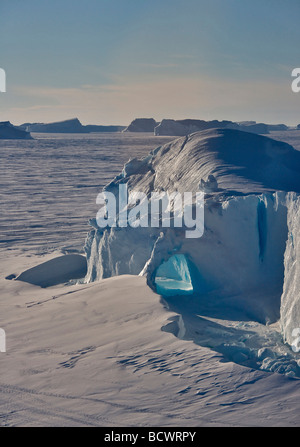 Eisberg gesperrt im Meereis in der Nähe von Mawson Station, Antarktis Stockfoto