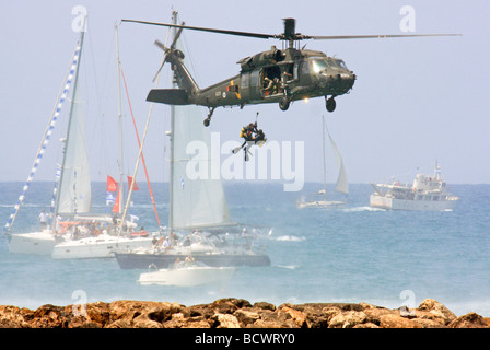 Israelische Luftwaffe Hubschrauber Sikorsky S 70 UH 60 Black Hawk während einer Seerettung Stockfoto