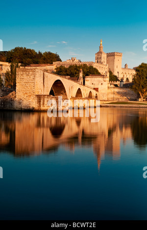 Pont Saint-Benezet über der Rhone mit Palais des Papes, Avignon Provence Frankreich Stockfoto