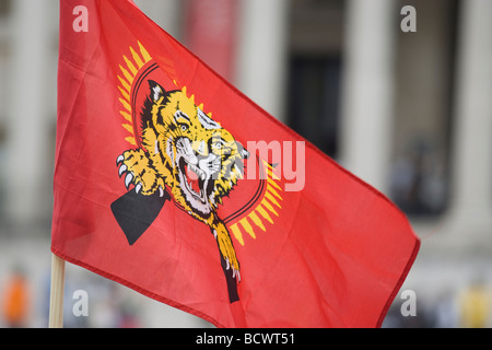 Eine Tamil-Tiger-Flagge weht im Trafalgar Sqaure Stockfoto